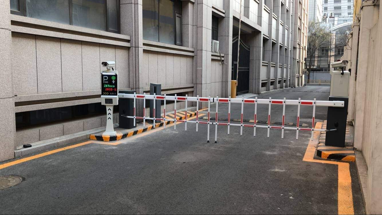 小區(qū)車輛出入管理系統(tǒng)，實現(xiàn)人員及車輛出入管理無人化